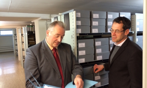 Frank Oesterhelweg (li.) und Dr. Brage bei der Wieden "beim Stöbern". Foto: CDU