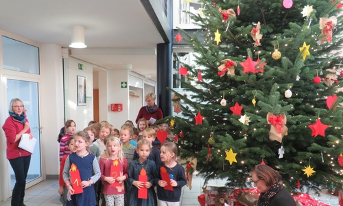 Kinder der Kita an der Feuerwehr beim Singen unter dem Weihnachtsbaum im Rathaus Lehre.
Foto: Gemeinde Lehre