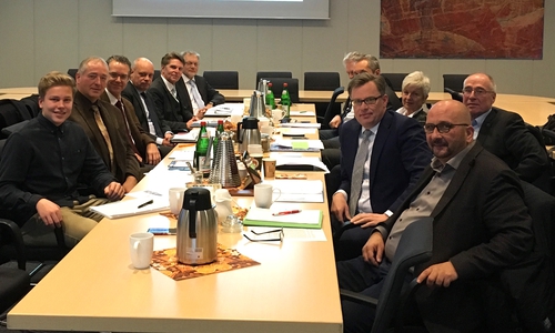 Im Fraktionssaal der CDU trafen sich auf Einladung von Landtagsvizepräsident Frank Oesterhelweg (2. v. l.) Vertreter aus Politik und Verwaltung zum Thema Radwegebau – rechts neben Oesterhelweg Staatssekretär Dr. Berend Lindner. Fotos: privat