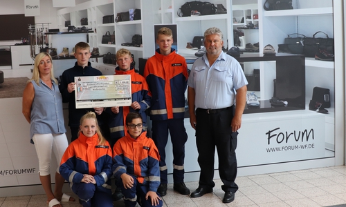 Hinten von links: Karina Karger, Leon Fricke, Jaden Junker, Luca Kremers, Detlev Gliese, vorne von links: Isabel Werner und Arda Tanis. Foto: Julia Seidel