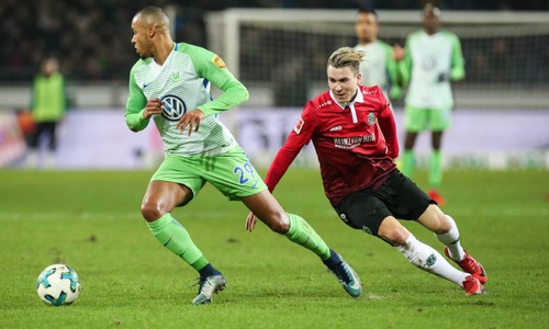 Felix Klaus (re.) im Spiel gegen Wolfsburg am vergangenen Sonntag. Foto: imago/Christian Schroedter