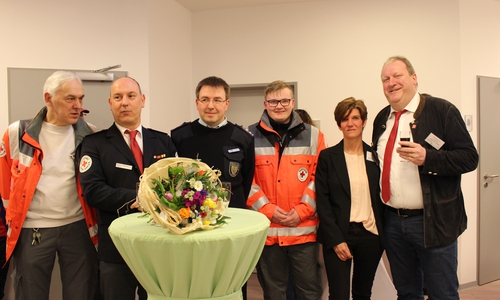 Heimleiter Ulrich Zerreßen (r.) und Pflegedienstleiterin Ursel Ballin bedankten sich bei den zahlreichen Helfern. Fotos: Eva Sorembik
