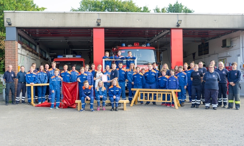 Die Jugendwehren bei der Übergabe der Spende. Foto: Privat