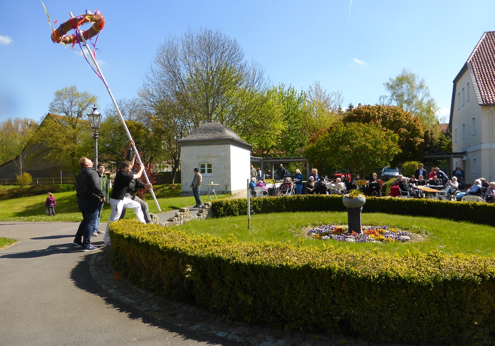 Gelungene Maibaumaufstellung vor Schloß Schliestedt regionalHeute.de