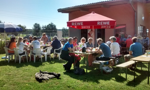 30 gut gelaunte Besucher kamen zum Frühstück im Freibad. Foto: Ulrike Siemens