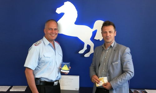 Brandschutzerzieher Michael Kaussel, und Dusko Antonijevic von der VGH. Foto: Feuerwehren der Samtgemeinde Velpke