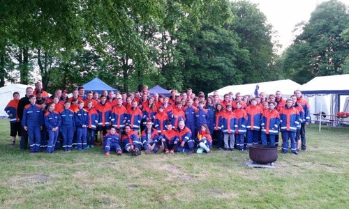 Gruppenbild vom Pfingstzeltlager der Feuerwehr im Schwimmbad Sickte. Foto: Feuerwehr/Kristina Heine