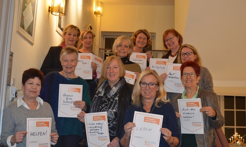 Im Bild 1. Reihe von links:  Margit Richert (Gleichstellungsbeauftragte), Christiane Wagner-Judtih (Stellv. Landrätin), Sabine Huth (Präventionsrat) Petra Eickmann-Riedel (Samtgemeindebürgermeisterin), Dörthe Weddige-Degenhardt (Förderverein Frauenschutzhaus Wolfenbüttel). Dahinter Vertreterinnen der Frauen-Union Wolfenbüttel und weitere Gäste. Foto: Privat