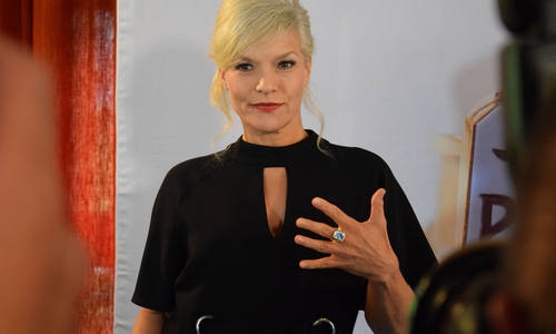  Ina Müller posiert mit dem Paul-Lincke-Ring am Finger.