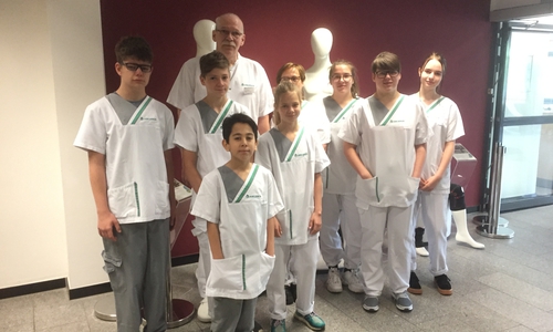 Dr. Uwe Gieselmann, Schwester Dort und die Schüler am Standort, Asklepios Harzklinik Bad Harzburg. Foto: Asklepios Harzkliniken GmbH