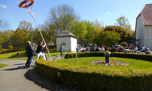 Vor dem Schloss Schliestedt wurde der Maibaum aufgestellt. Foto: Sabine Resch-Hoppstock