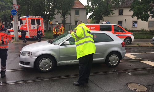 Am Mittwoch kam es zu einem Unfall mit einer Straßenbahn. Die Polizei sucht nun Zeigend es Unfalls. Foto: Fotos: aktuell24 (BM)