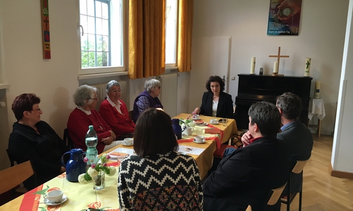  Carola Reimann im Gespräch mit den ehrenamtlichen Mitarbeiterinnen der Frauenhilfe Karin Schote, Marlies Dehn, Charlotte Gneveckow und Waltraud Liekefett (links im Bild) sowie Katharina Stupper, „OASE“-Projektleiterin, Hanna Stöckmann-Wrede, Gemeindepfarrerin sowie Norbert Velten, Geschäftsführer Diakonie Braunschweiger Land (Rechts im Bild)