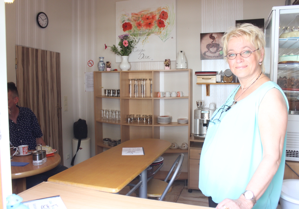 In Mönchevahlberg hat Bärbel Brackmann das wahrscheinlich kleinste Cafe Europas eröffnet. Ein gemütlicher Ort für Vorlesungen. Foto: Anke Donner