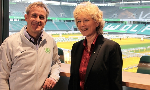 Pierre Littbarski, Markenbotschafter des VfL Wolfsburg, hat Claudia Kayser, Leiterin der Direktion Wolfsburg bei der Volksbank BraWo, seine Zusage für den walk4help gegeben und ruft zur Teilnahme am 26. Mai auf. Foto: Volksbank BraWo

