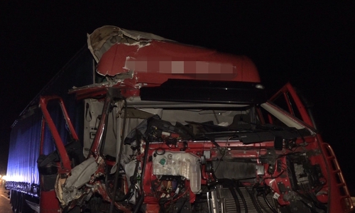 Aus dieser zerstörten Fahrerkabine konnte sich der Fahrer unverletzt befreien. Foto und Video: aktuell24/KR