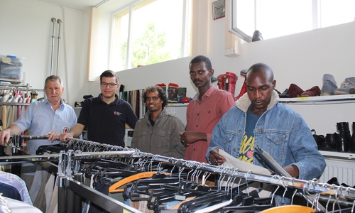 Beim DRK sind keine Lagerkapazitäten mehr vorhanden. Björn Försterling, Vorsitzender des DRK-Ortsvereins Wolfenbüttel, mit Flüchtlingen in der Kleiderkammer.  Foto: DRK  