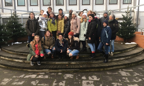 Russische, englische und deutsche Studierende besuchen die Evangelische Stiftung Neuerkerode unter der Leitung von Prof. Dr. Jürgen Boeckh. Foto: Ostfalia
