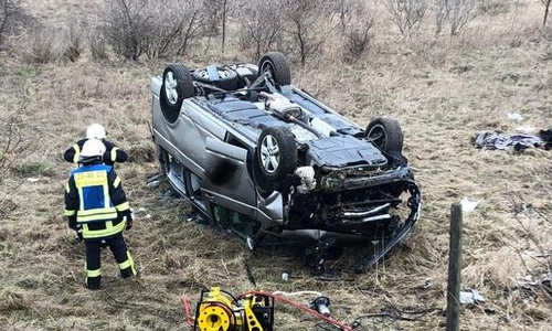 Der Bus kam auf dem Dach zum liegen. Fotos: Erarslan/Video: aktuell24