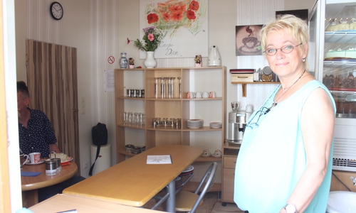 In Mönchevahlberg hat Bärbel Brackmann das wahrscheinlich kleinste Cafe Europas eröffnet. Ein gemütlicher Ort für Vorlesungen. Foto: Anke Donner