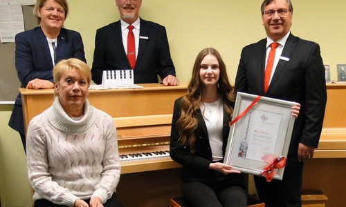Freude und Anerkennung: Vor ihrem Lieblingsinstrument erhielt Melanie Becher von den Vorständen der Kultur- und Sozialstiftung der Sparkasse Gifhorn-Wolfsburg, Jürgen Kröger (re.) und Christian Eichler (3.v.li.), ihr Stipendium. Matthias Klingebiel, stv. Leiter der Musikschule Wolfsburg, und Klavierlehrerin Swetlana Fichtner gratulierten. Foto: Sparkasse Gifhorn-Wolfsburg