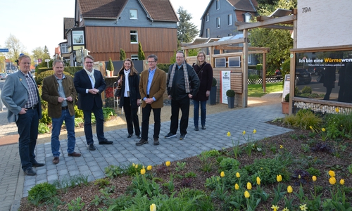 Die Geschäftsführer Sebastian Glatter (von links) und Matthias Roßberg zeigten dem Abgeordneten Carsten Müller (daneben) und der Besuchergruppe den Garten mit den verteilten Solar-Elementen. Foto: privat


