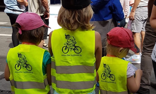 Warnwesten gab es als Belohnung beim Würfelpuzzle. Foto: V. Kluge, H. Schrader