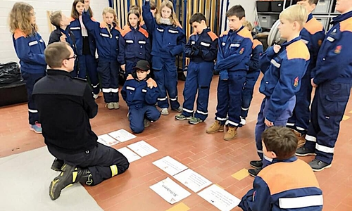 Die Jugendfeuerwehr Flechtorf übt das Absetzen eines Notrufs. Foto: Adrian Nabereit