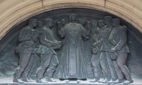 Das Relief  an Friedhofskapelle. Foto: Max Förster