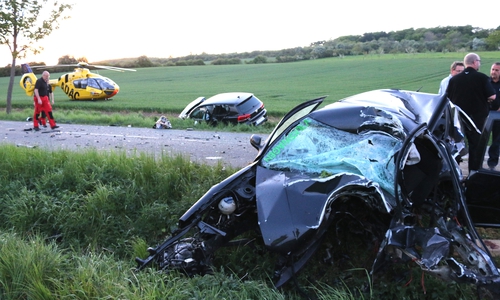 Der 20-jährige Fahrer des Golf IV verstarb noch an der Unfallstelle. Fotos: Werner Heise