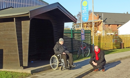 Jörn Domeier und Achim Klaffehn bei der Besprechung über Barrierefreiheit in Grasleben. Foto: Kreisverkehrswacht Helmstedt