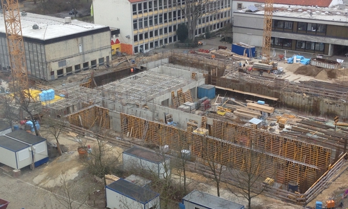 Blick auf die Baustelle MINT-Bereich Ratsgymnasium von oben: Zu erkennen ist rechts der Bereich der späteren Sporthalle, der im Bau als Lagerfläche genutzt wird. Links davon der Bereich Haustechnik und WCs sowie vorne die Wandarbeiten für die späteren Umkleiden. Foto: Stadt Wolfsburg