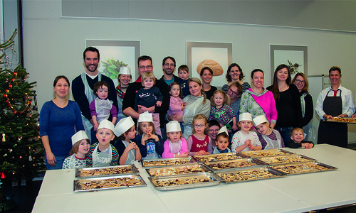 Kitaleiterin Dagmar Trentlage, die Kinder und ihre Eltern freuen sich schon, ihre selbstgebackenen Kekse zu probieren. Foto: Studentenwerk OstNiedersachsen