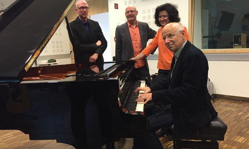Hannes Piening (Generalsekretär des Landesmusikrates), Tom Ruhstorfer (Geschäftsführer der Landesmusikakademie Niedersachsen) mit  Ministerin Gabriele Heinen-Kljajić, Prof. Dr. Franz Riemer (Präsident des Landesmusikrates). Foto: Henrik Ballwanz 



