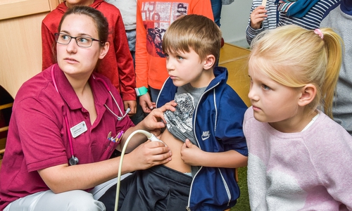 Mit dem Ultraschall schaut Ärztin Leonie Schramm in den Körper von Thomas. Foto: Beate Anskat