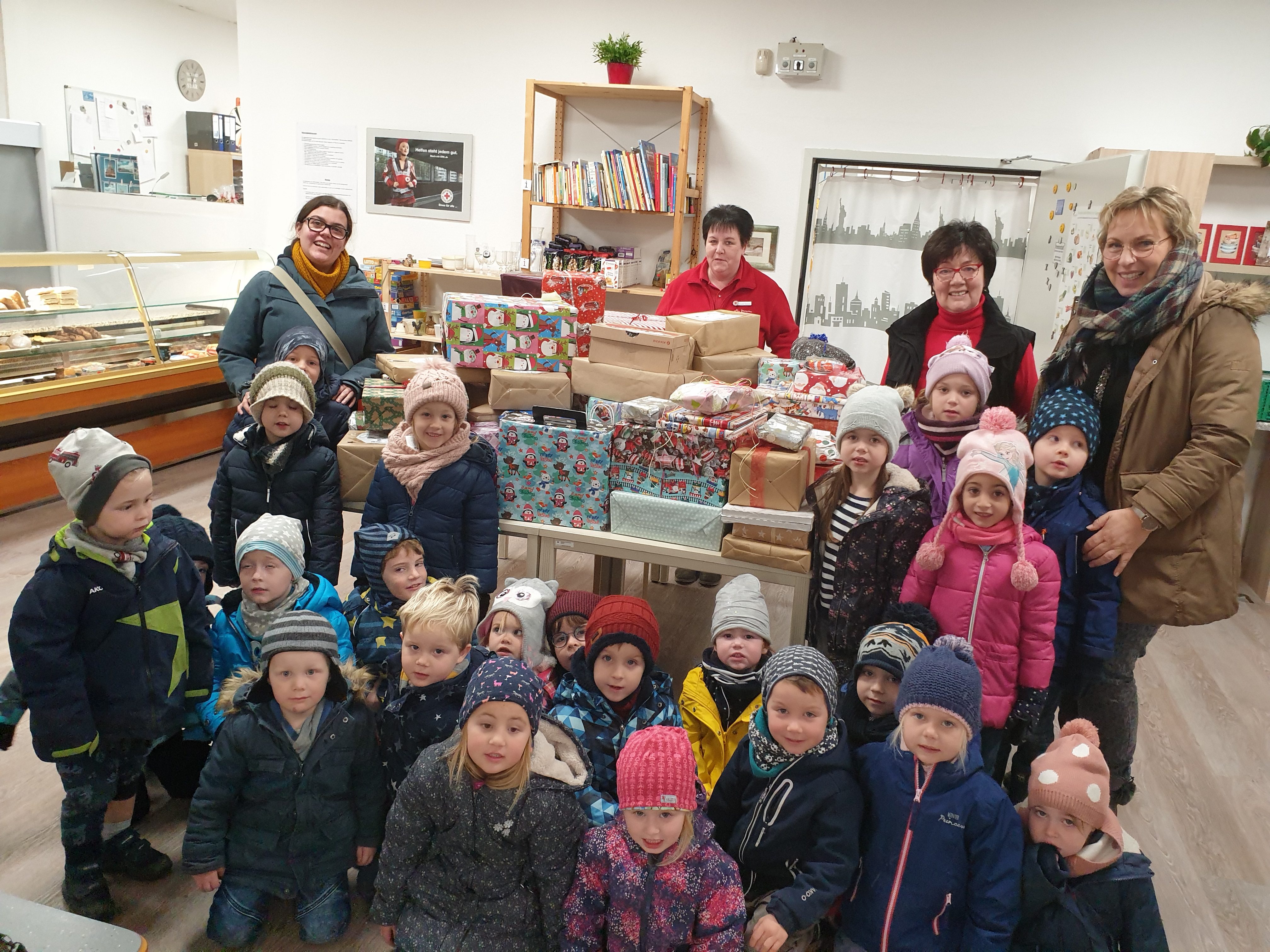 Weihnachten in Armut Kita packt liebevoll Geschenke regionalHeute.de