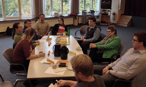 Studierende im Gespräch mit Präsidentin Prof. Dr. Rosemarie Karger
(2. von rechts). Foto: Privat