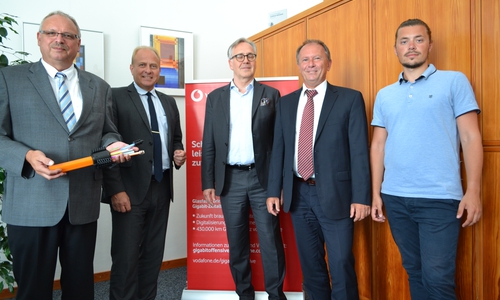 Klaus-Dieter Berndt (Referat „Digitale Infrastruktur“), Landrat Gerhard Radeck, Rolf-Peter Scharfe (Vodafone GmbH), Planungsingenieure Uwe und Merlin Krabbe (LAN Consult Hamburg) (v. li.). Foto: Landkreis Helmstedt