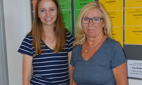 Auszubildene Sarah Schlycht und Samtgemeindebürgermeisterin Frau Petra Eickmann-Riedel. Foto: A. Martin
