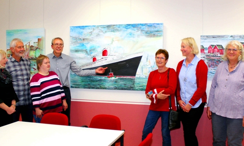 Werner Bothe zeigt Besuchern sein Bild mit der United States auf dem Meer
Foto: Bernd-Uwe Meyer