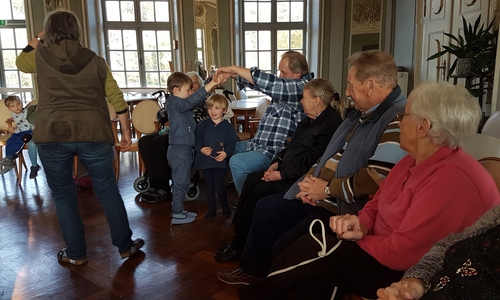 Die Legende des heiligen St. Martin wurde im Spiegelsaal von Schloß Schliestedt nachgespielt. Foto: Seniorenbetreuung Schloß Schliestedt