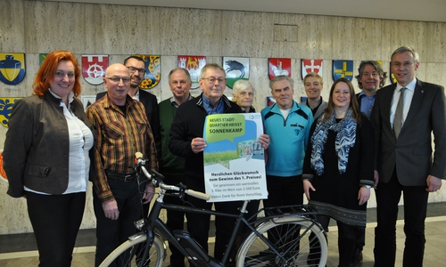 Die Jury des Ideenwettbewerbs Sybille Jeschonek (1.v.l.) und Anette Mischler (4.v.r.) von der Groth-Sahle Projektentwicklung, die Ortsbürgermeister von Hehlingen Ira von Steimker und Nordsteimke Hans-Georg Bachmann (3. und 2.v.r.), Beiratsmitglied Eckhard Koops (4.v.l.) sowie Stadtbaurat Kai-Uwe Hirschheide (1.v.r.) überreichen den Gewinnern die Preise. Wilfried Zander (5.v.l.) erhielt den 1. Preis: Ein E-Bike. Den 3. Preis erhielt Jens Heinrich (3.v.l.), den 4. Preis Monique Broscheit, vertreten durch ihre Großeltern Klaus und Renate Kull (5. und 6.v.r.), und den 5. Preis Hans Jürgen Tietz (2.v.l.). Der 2. Preis wird Benjamin Pier per Post zugestellt. Foto: Stadt Wolfsburg