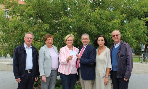 Von links: Axel Gummert (Satu Mare Hilfsgruppe), Almuth Ottmer, Inge Nicolaus (beide Kiwanis-Club), Bürgermeister Thomas Pink, Angelika Ripken (Kiwanis-Club) und Manfred Ammon (Satu Mare Hilfsgruppe) bei der symbolischen Scheck-Übergabe. Fotos: Nick Wenkel