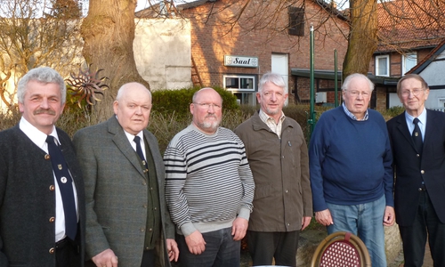 Die beiden Vorsitzenden und die Geehrten des Männergesangvereins Erkerode sowie der Chorleiter der Sängergemeinschaft Erkerode/Groß Denkte während der Hauptversammlung in der Gaststätte „Vintage“ in Erkerode: (von links) Roland Kröhle, Hermann Curland, Harry Petersen, Eberhard Christ, Erwin Haberland, Friedrich-Karl Schulz. Foto: JHE