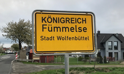 Alle Ortsschilder in Fümmelse sind mit dem Zusatz "Königreich" versehen. Foto: Marc Angerstein