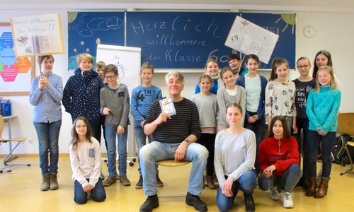 Klasse 6c mit Hans-Jürgen Feldhaus: hinten (v. li.): Alexander Baxmann, Johann Röder, Heinrich Seggelke, Jelle Strömsdörfer, Lars Mencke, Lotta Zirkel, Tabea Stahmer, Frieda Kobmann, Maximilian Bauer, Josipa Herglotz, Josefine Scholz, Greta Borchers, Lova Hübner, Luise Mielich. Vorne (v. li.): Mika Bluhm, Hans-Jürgen Feldhaus, Lisann Lüddecke, Sarah Gafka. Foto: Große Schule