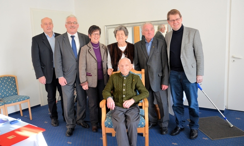  von links: Georg Wipke (OV-Vors. Hattorf), MdB Dr. Wilhelm Priesmeier, Ingrid Baum (Abteilungsvors.), Anneliese Domröse, Walter Dittrich, Ralf Stegner (Stellvertr. Bundesvors. SPD), sitzend Ernst Fahlbusch