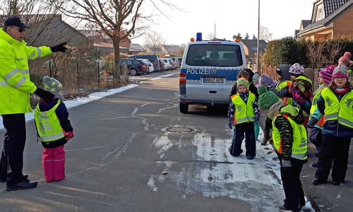Die Kinder der Grundschule Danndorf erlebten einen Verkehrssicherheitstag im Umfeld ihrer Schule. Zur Absicherung trugen sie die Verkehrsdetekitvweste  der ADAC-Stiftung. Foto: Kreisverkehrswacht Helmstedt e.V.