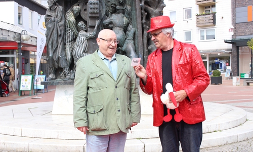 Tenor Quintino Cruciano und Schlagersänger Detlef Meineke auf dem Monument Platz in Salzgitter-Lebenstedt. Foto: Antonia Henker
