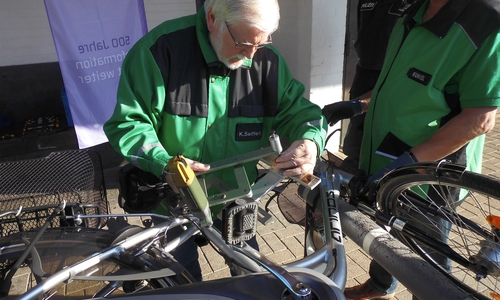 Klaus Seiffert von der Verkehrswacht beim Codieren. Foto: Verkehrswacht Wolfsburg